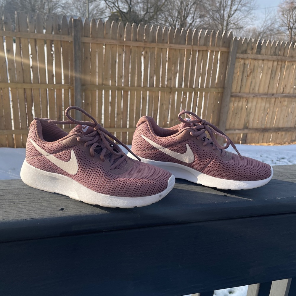 NWOT Womens Nike running shoes size 6